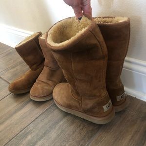 TWO pairs of classic chestnut ugg size 6